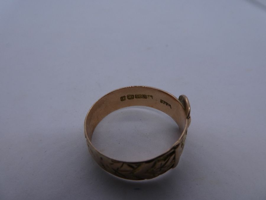 9ct yellow gold buckle ring with engraved decoration, marked 375, size W, 3.8g approx - Image 2 of 2
