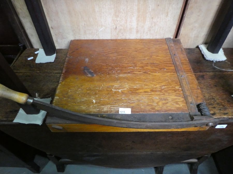 Vintage guillotine on oak base and measure - Image 2 of 3
