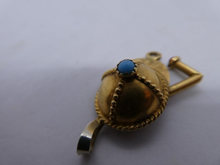 18ct yellow gold pendant in the form of a Jockey's hat and riding crop, 3.6g approx, marked 750, app - Image 4 of 4