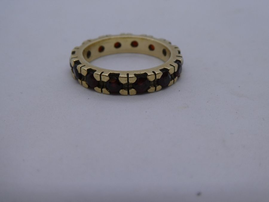 15ct yellow gold garnet set eternity ring, size K, marked 585, 4g approx - Image 4 of 4