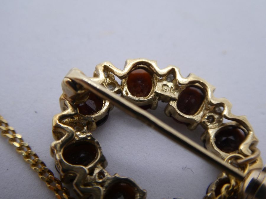 9ct yellow oval brooch with safety chain inset with garnet and diamond chips, marked 375, 2.5cm appr - Image 2 of 3