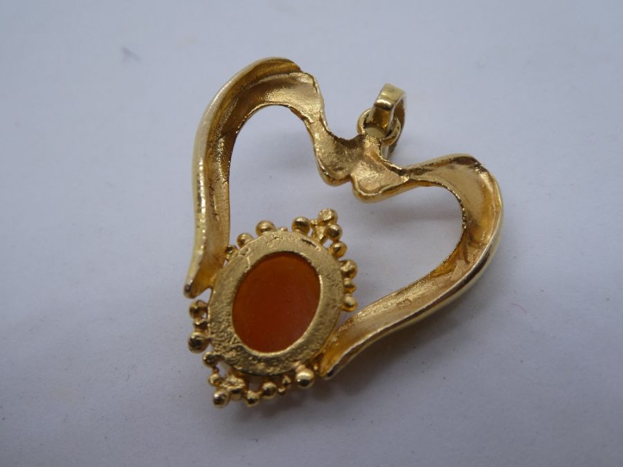 9ct yellow gold heart shaped cameo set pendant, marked 375, 3cm length, 4.9g approx - Image 2 of 2