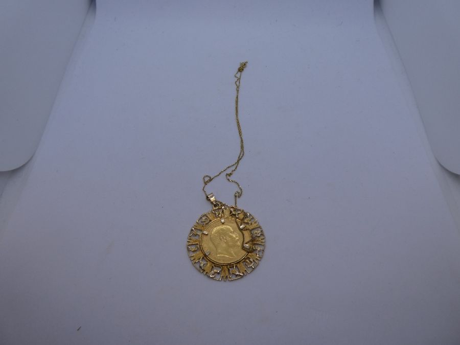 Fine 9ct yellow gold neckchain, hung with a 1908 full sovereign mounted in a 9ct mount, marked 375, - Image 2 of 4