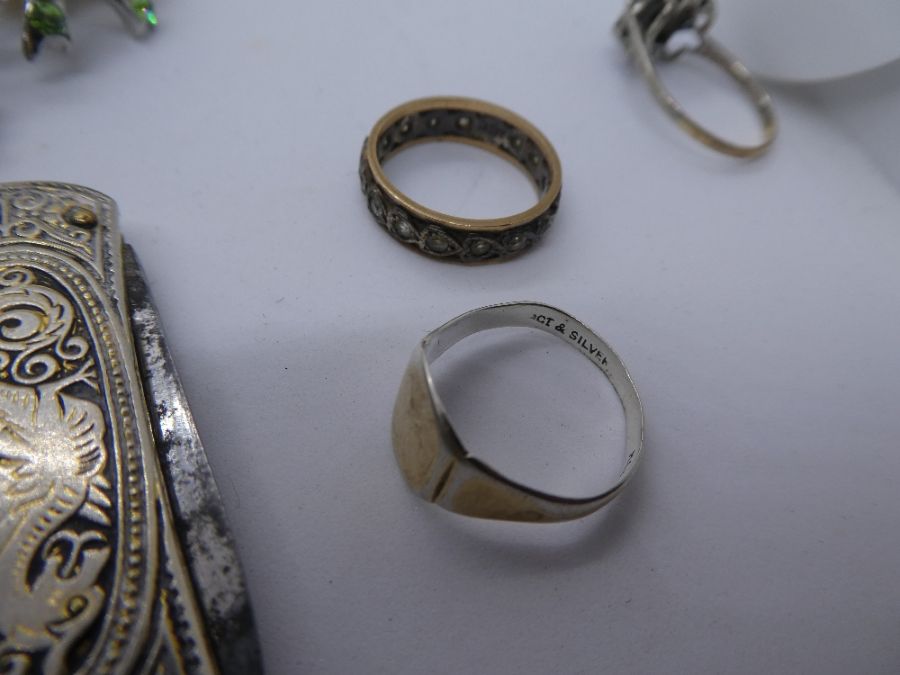 Collection of costume jewellery to include 9ct eternity ring, silver and marcasite poodle brooch, wh - Image 5 of 6