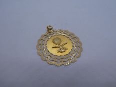 18ct circular Middle Eastern design pendant, with crossed sword motif, approx 4cm diameter, marked 7