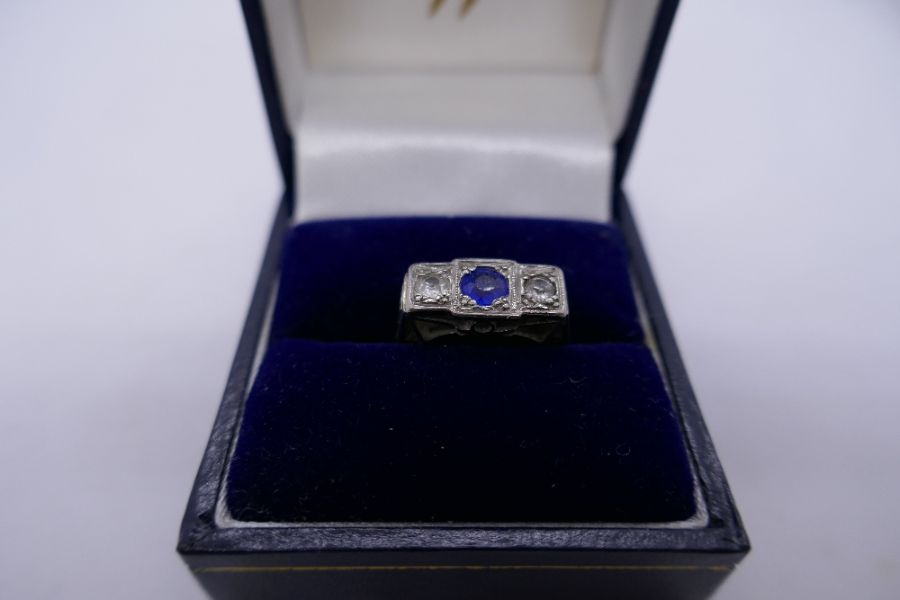 Art Deco blue stone flanked two diamonds, size M, marked 18ct, size M, marked 18ct, approx 4.1g gros