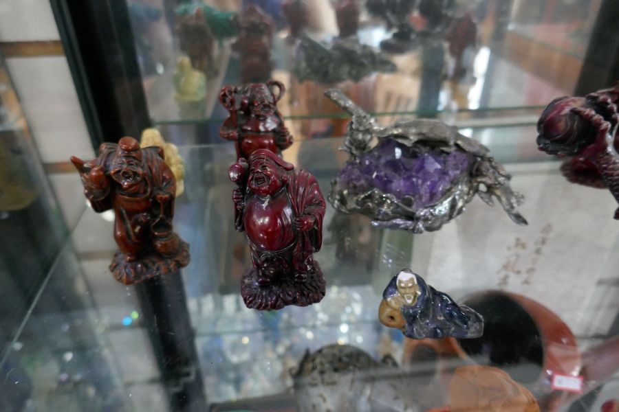 A small shelf of resin oriental figures and dragon and a green stone lion, etc - Image 2 of 3