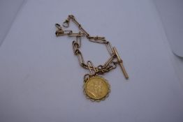 Antique 9ct yellow gold trombone link Albert chain, marked 375, hung with 1912 Full sovereign, Young