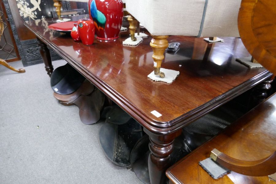 A mahogany Victorian style oblong dining table, 226 cms - Image 6 of 12