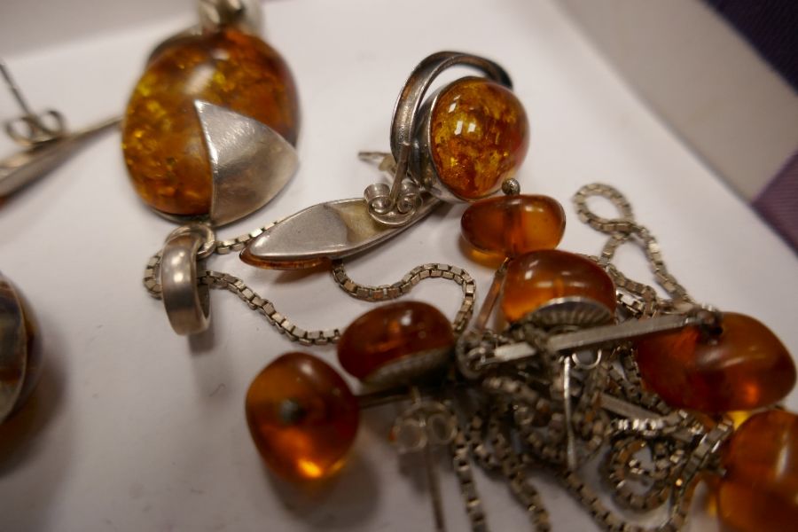 Selection of silver and amber jewellery to incl. earrings, pendants etc - Image 2 of 2