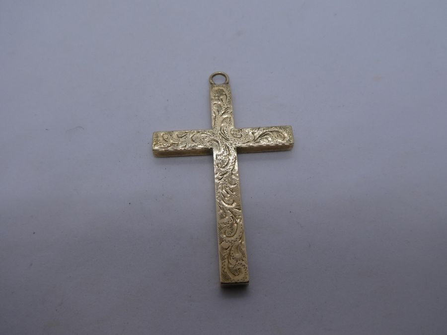 9ct yellow gold cross pendant with floral engraved decoration marked 375, 5.5cm, 5.1g approx