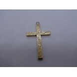 9ct yellow gold cross pendant with floral engraved decoration marked 375, 5.5cm, 5.1g approx