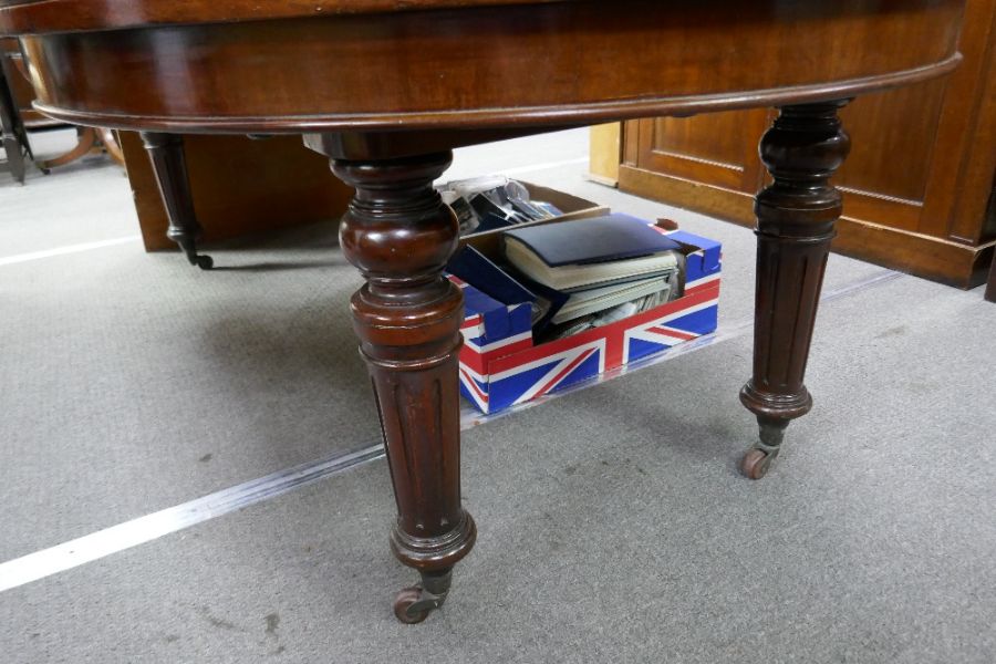 A Victorian mahogany extending dining table, having 2 leaf (1 made of stained pine) extended length - Image 2 of 3