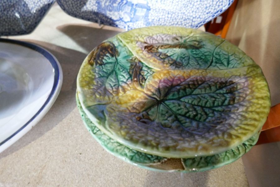 Two blue and white charger plates, 4 green leaf design plates and a cake plate - Image 2 of 3