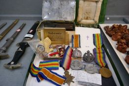 A small quantity of WWI medals to PTE. A.N. RAND and J. O'BRIEN, a silver rifle brigade cap badge an