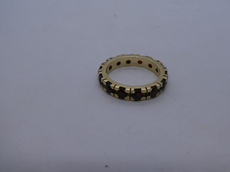 15ct yellow gold garnet set eternity ring, size K, marked 585, 4g approx