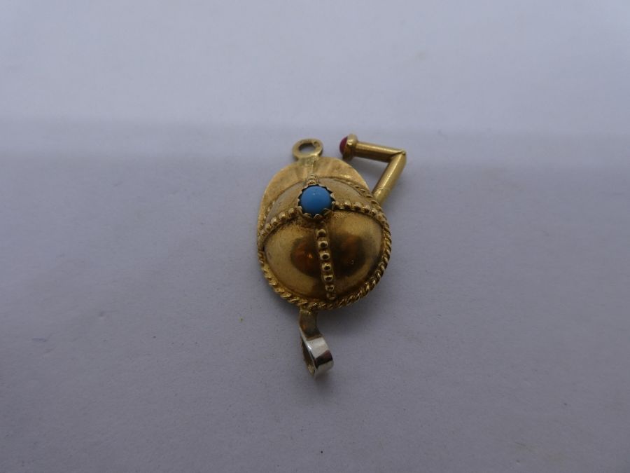 18ct yellow gold pendant in the form of a Jockey's hat and riding crop, 3.6g approx, marked 750, app