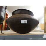 Round cauldron pot