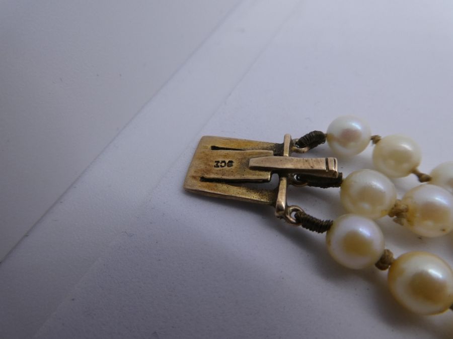 Three string pearl bracelet with 9ct yellow gold clasp, marked 9ct, white metal articulated fish and - Image 2 of 3