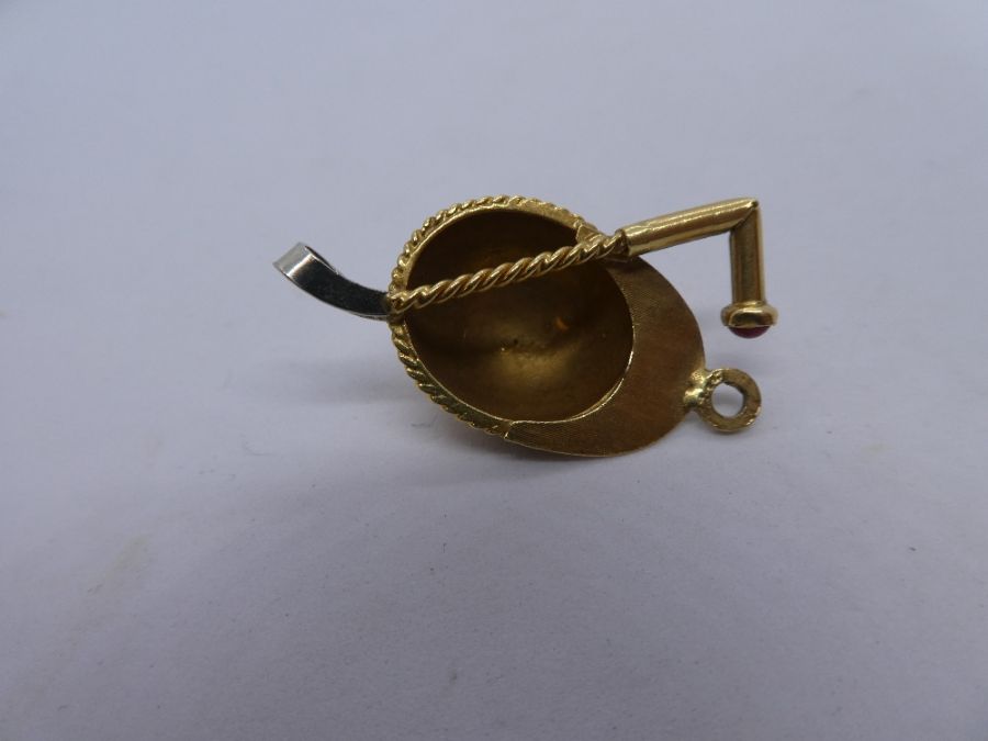 18ct yellow gold pendant in the form of a Jockey's hat and riding crop, 3.6g approx, marked 750, app - Image 3 of 4