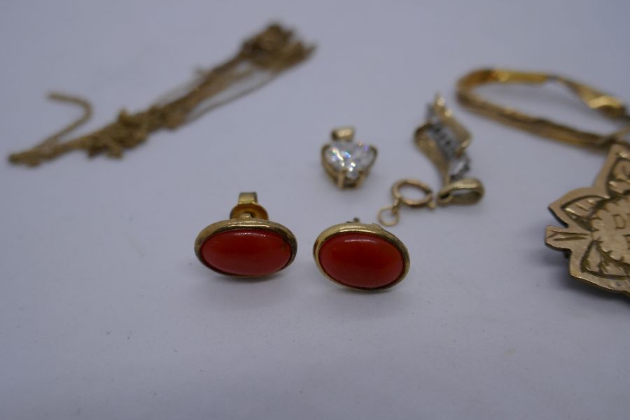Mixed lot to include, fine 9ct yellow gold chain AF, gold front 'Dinna Forget' badge, earrings, pend - Image 3 of 5