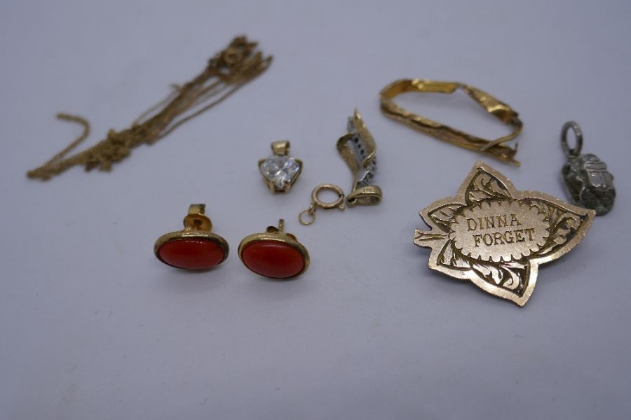 Mixed lot to include, fine 9ct yellow gold chain AF, gold front 'Dinna Forget' badge, earrings, pend - Image 4 of 5