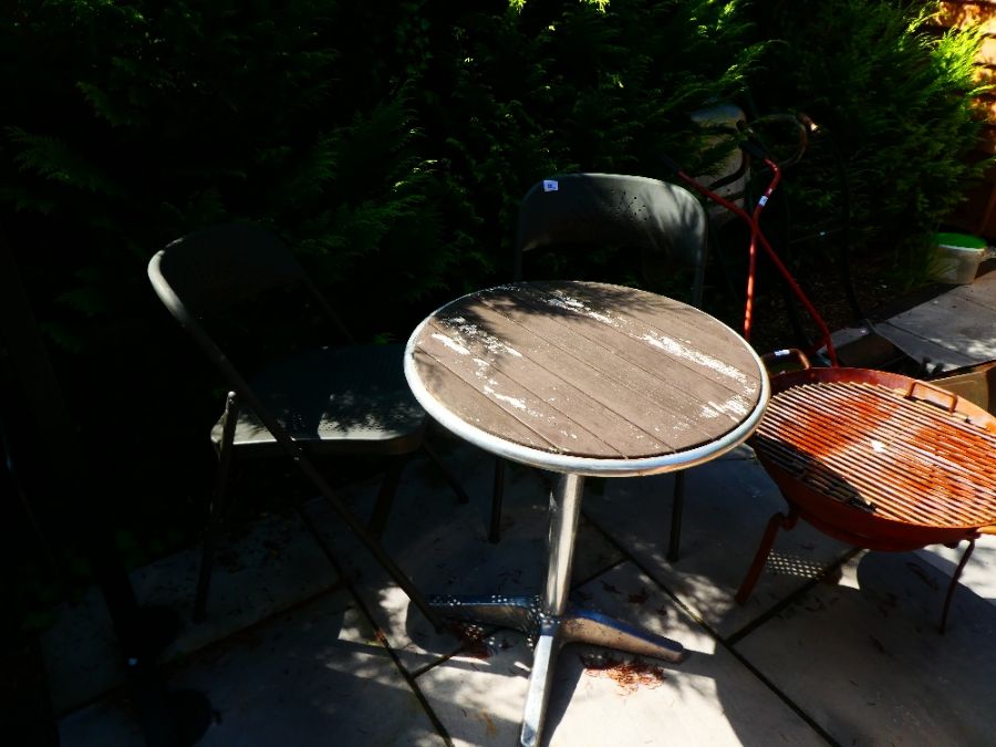 A metal Bistro table and two metal folding chairs - Image 5 of 7