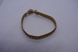 Pretty 9ct yellow gold bracelet with heart shaped clasp, marked 375, JAM, 10.8g approx
