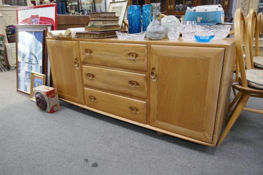 An Ercol Elm sideboard having 3 central drawers flanked by cupboards 155cm - Image 4 of 4