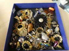 Tray costume rings, brooches, earrings, etc