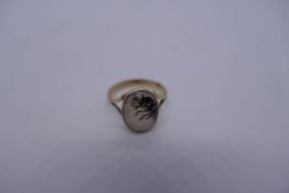 18ct yellow gold ring with agate with a silhouette of a fern, marked 18ct, in tooled leather Parkhou