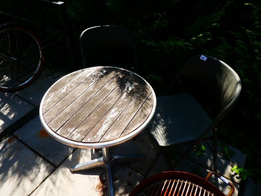 A metal Bistro table and two metal folding chairs - Image 4 of 7