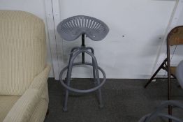 Heavy tractor stool