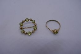 Pretty 15ct circular brooch set Peridot and seed pearls, approx 2cm diameter, together with a 9ct ye