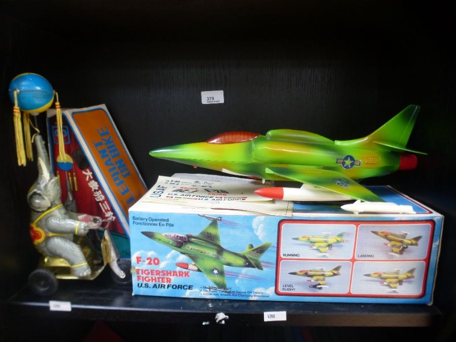 Vintage Toy Battery US Air Force tiger shark fighter mint, in box, along with tinplate clockwork ele - Image 8 of 14