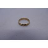 9ct Yellow gold wedding ring with etched star detailing marked 375, 2.1g