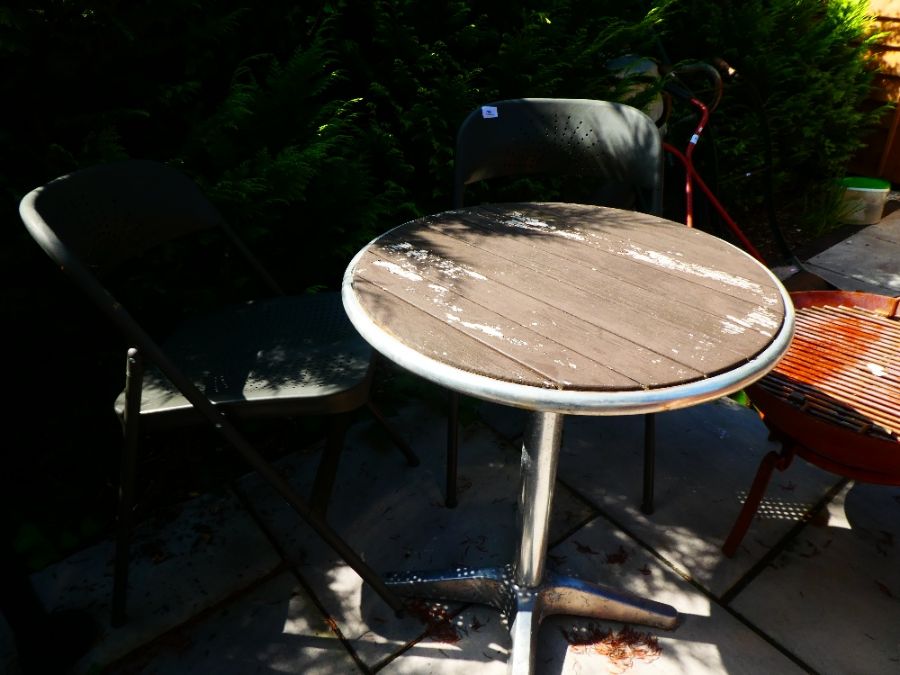 A metal Bistro table and two metal folding chairs - Image 6 of 7