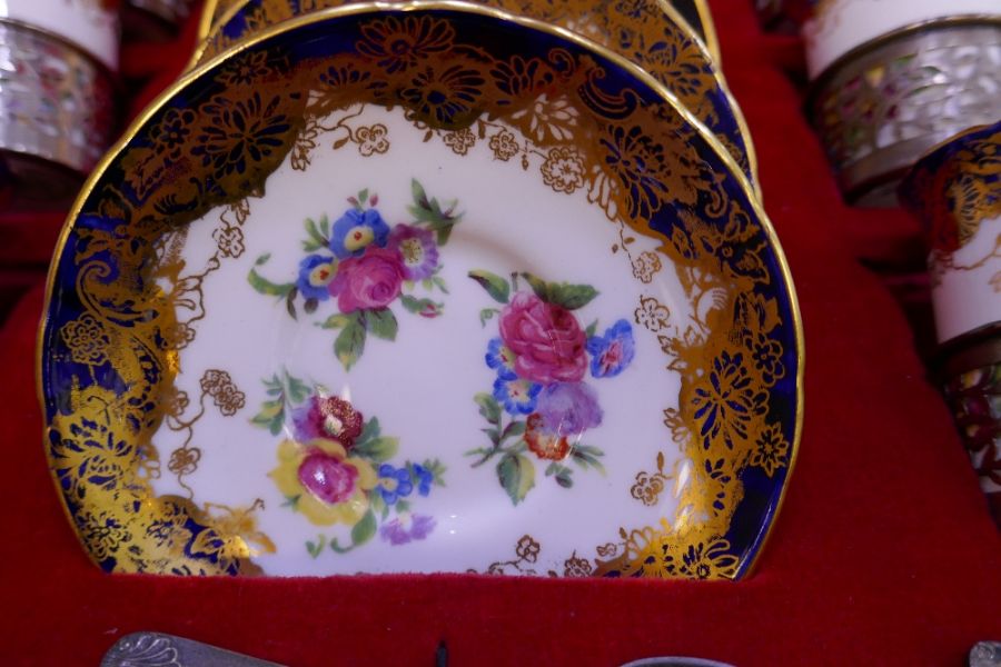 An impressive cased Hammersley fine bone china set of six saucers and six cups. Pretty floral design - Image 3 of 8