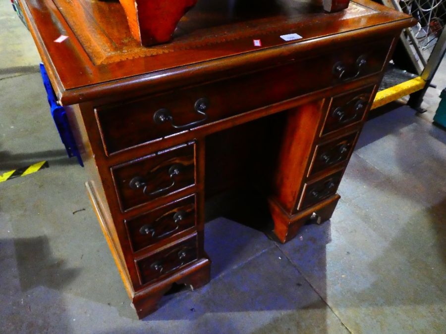 Small leather top desk with one long drawer & 6 small drawers and a 5 drawer matching small chest o - Image 4 of 6