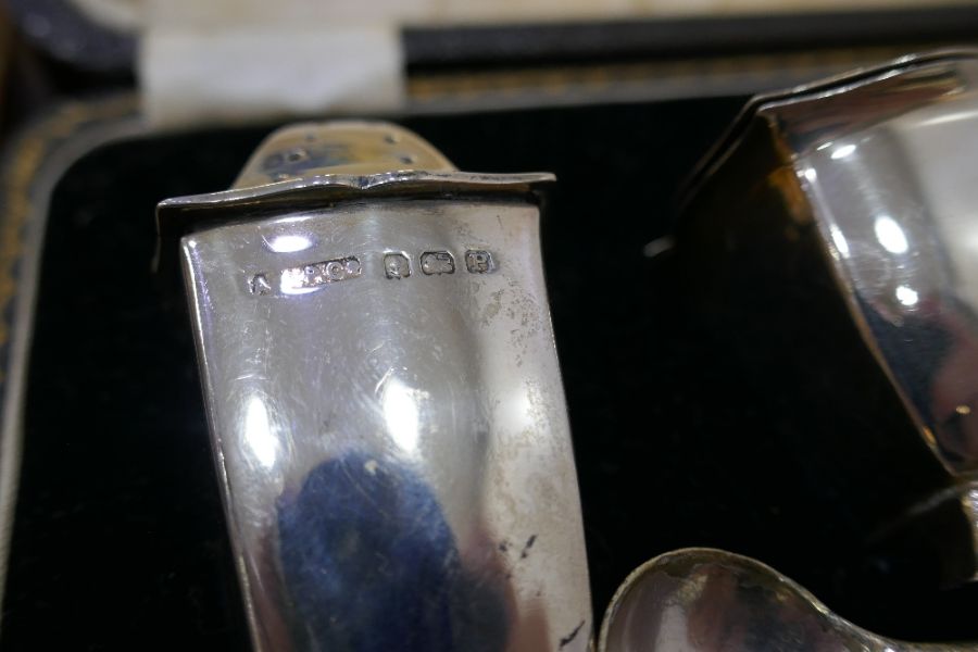 A silver cruet set consisting of a salt with a Bristol blue insert, a salt and pepper and a plated s - Image 8 of 8