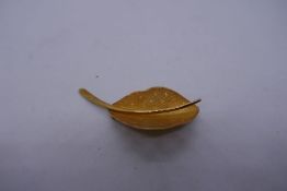 9ct yellow gold brooch in the form of a leaf, marked 375, 4g approx by Ecco