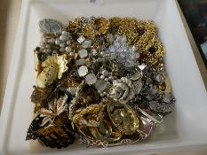 Quantity of mixed costume jewellery to include yellow metal necklaces, brooches, earrings, etc