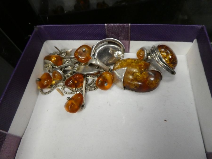 Selection of silver and amber jewellery to incl. earrings, pendants etc - Image 3 of 3