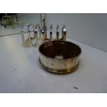 Silver toast rack marked Sterling, Viners Ltd, Sheffield, 1951 4.99 ozt approx, and a silver edged c