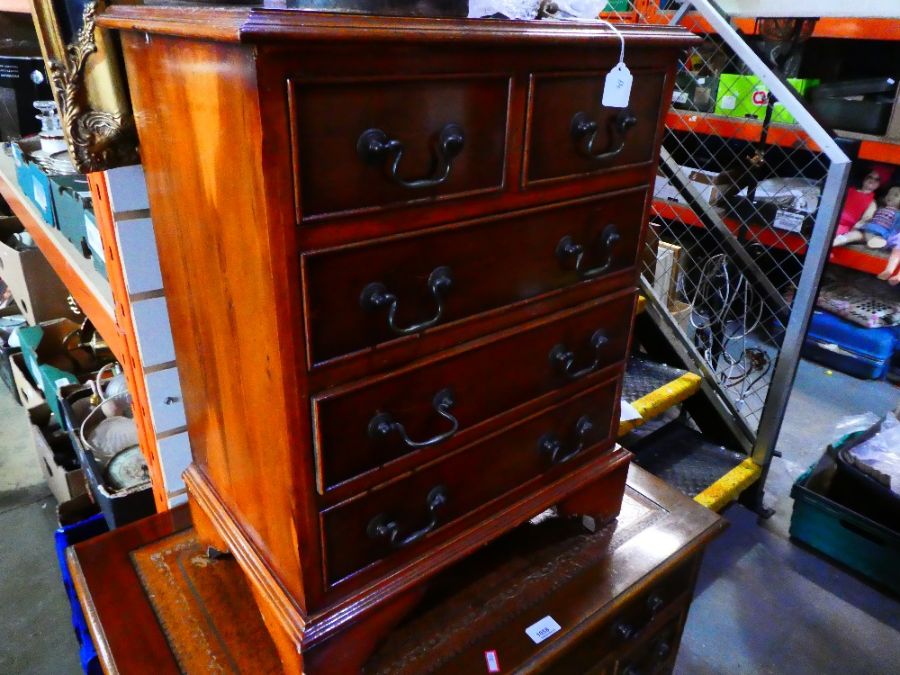 Small leather top desk with one long drawer & 6 small drawers and a 5 drawer matching small chest o - Image 2 of 6