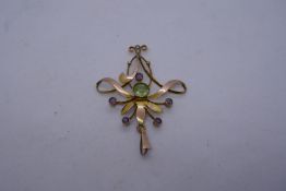 Unmarked yellow metal pendant with central circular peridot and 5 small circular amethyst, AF, 4cm
