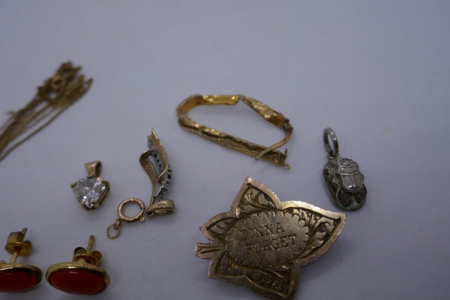 Mixed lot to include, fine 9ct yellow gold chain AF, gold front 'Dinna Forget' badge, earrings, pend - Image 5 of 5