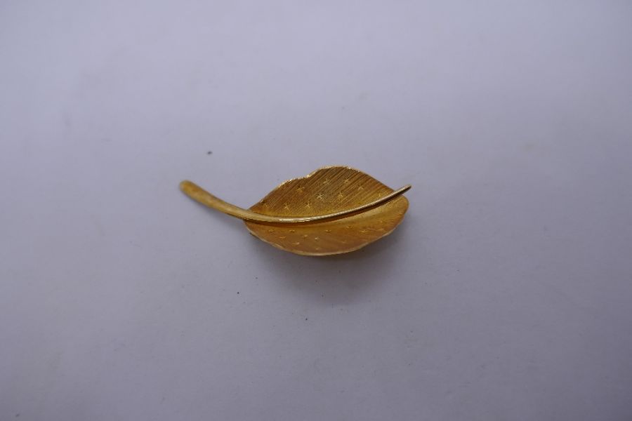 9ct yellow gold brooch in the form of a leaf, marked 375, 4g approx by Ecco - Image 2 of 2