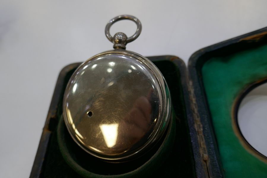 An Edwardian silver frame case holder with a large pocket watch/desk watch hallmarked London 1902 Wi - Image 8 of 10