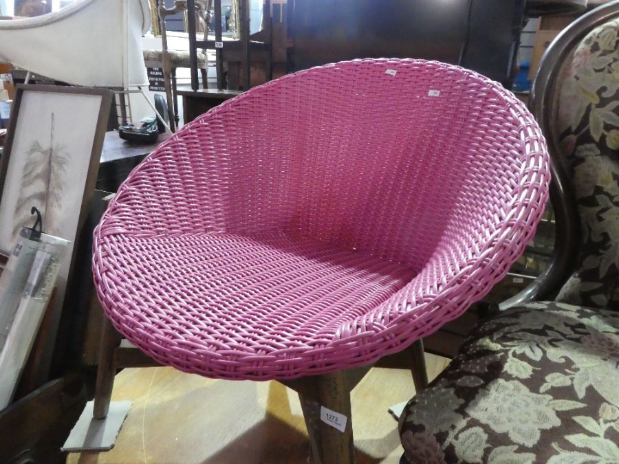 Retro pink woven tub chair of large proportions on wooden supports - Image 2 of 4